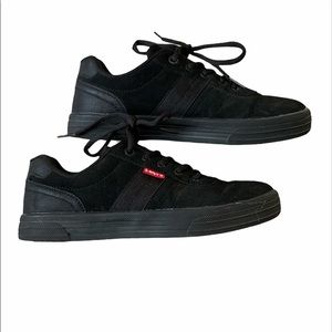 Boys Levi’s black sneakers sz 5